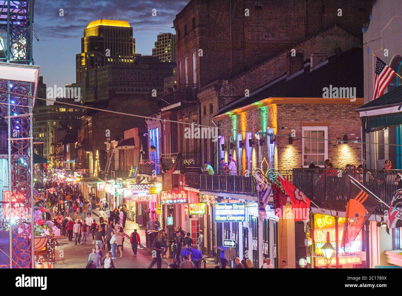 New Orleans Louisiana, französisches Viertel, Bourbon Street, Straßenszene, Skyline, Schilder, Lichter, überfüllt, Getränke trinken, Bar Lounge Pub, Jazz, Live-Musik, Straße Stockfoto