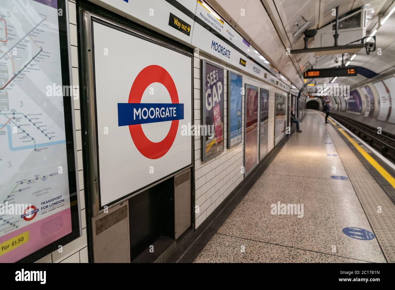 LONDON, ENGLAND - 8. JUNI 2020: Anmeldung der London Underground Platform zur Beratung der sozialen Distanzierung von Raumanforderungen 4 Stockfoto