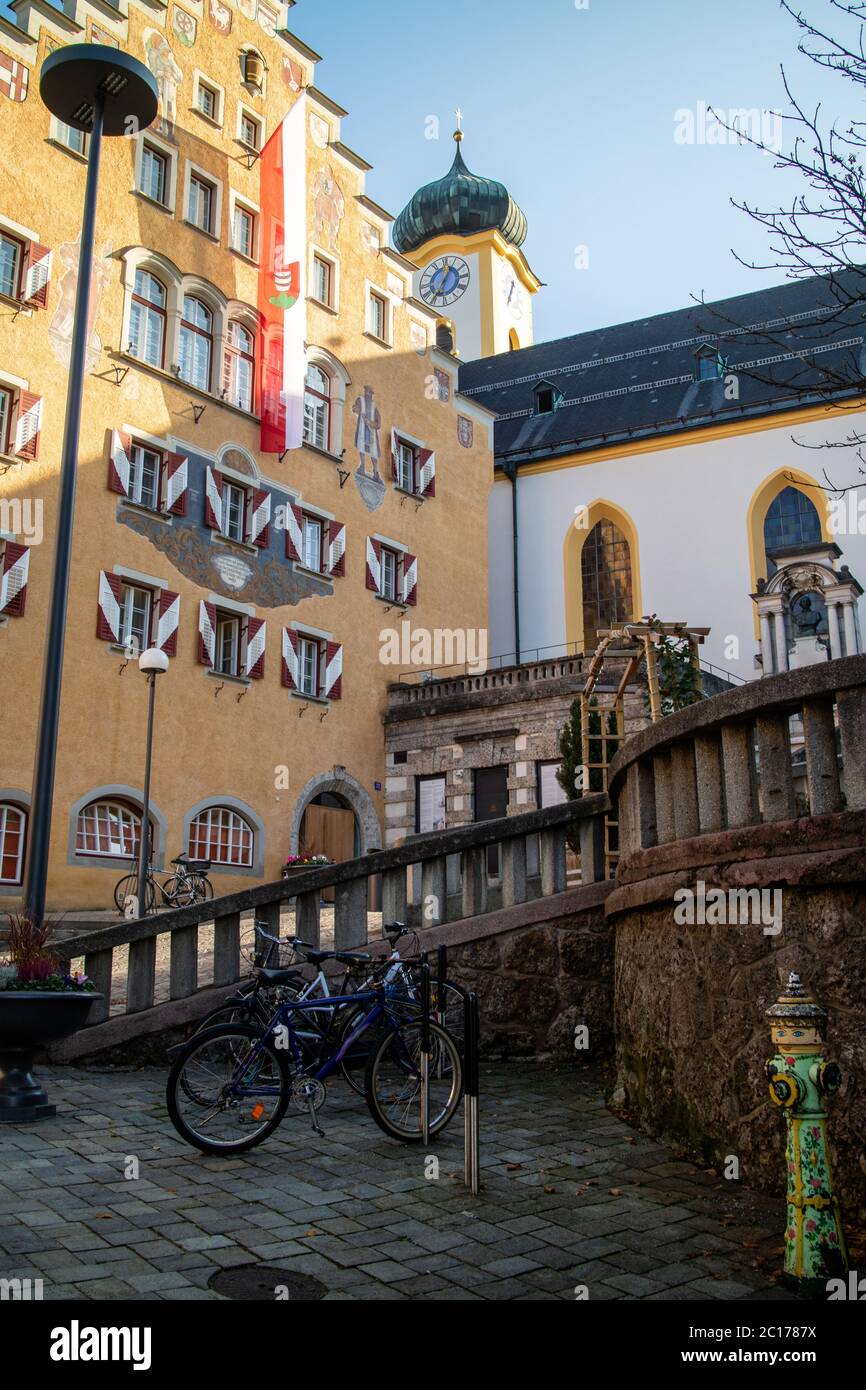 Fassade eines alten historischen traditionellen Hauses mit Stadtflagge in Kufstein Stadt, Österreich. Stockfoto