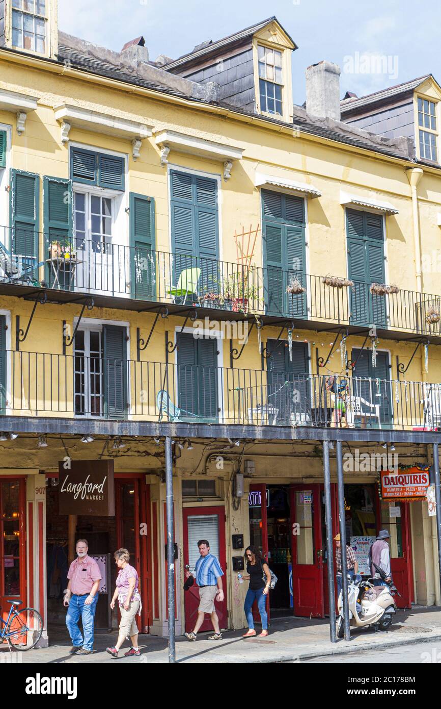New Orleans Louisiana, französisches Viertel, 907 Decatur, Architekturdenkmalgebäude, Galerie, Balkon, Dachfenster, Mann, Männer, Frau, Frauen, Fassade, L Stockfoto