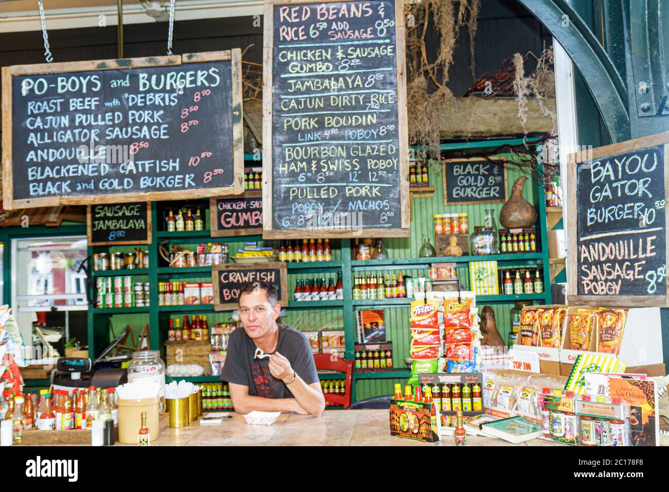 New Orleans Louisiana, French Quarter, historischer französischer Markt, Cajun Cafe Restaurant, Theke kreolisches Essen, Jambalaya, rote Bohnen, Gator Gumbo Kreidetafel-Menü Stockfoto