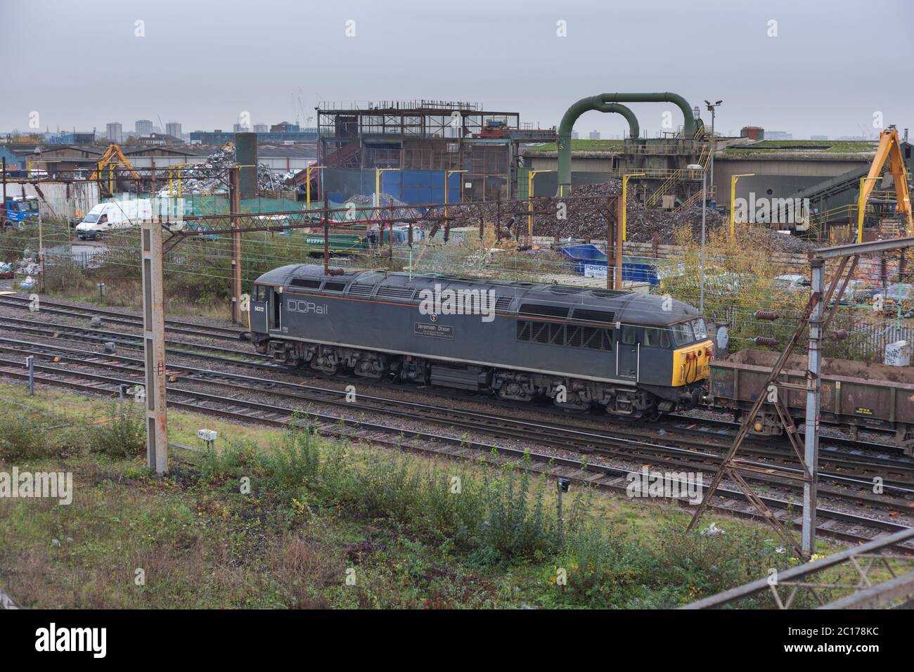 DC Rail Güterzuglokomotive der Baureihe 56 56312 an der West London Junction, Willesden, Nord-London, umhin einen Güterzug leerer Schonwagen. Stockfoto
