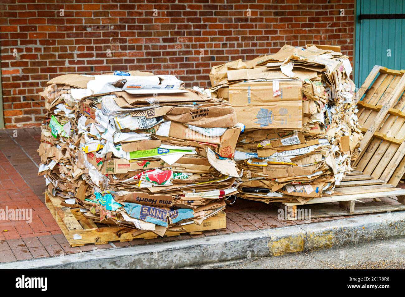 New Orleans Louisiana, Lagerviertel, Julia Street, Straße, Bürgersteig, Kartons, flach, Recycling, Umwelt, Abfallreduzierung, Bordsteinkante sammeln Stockfoto