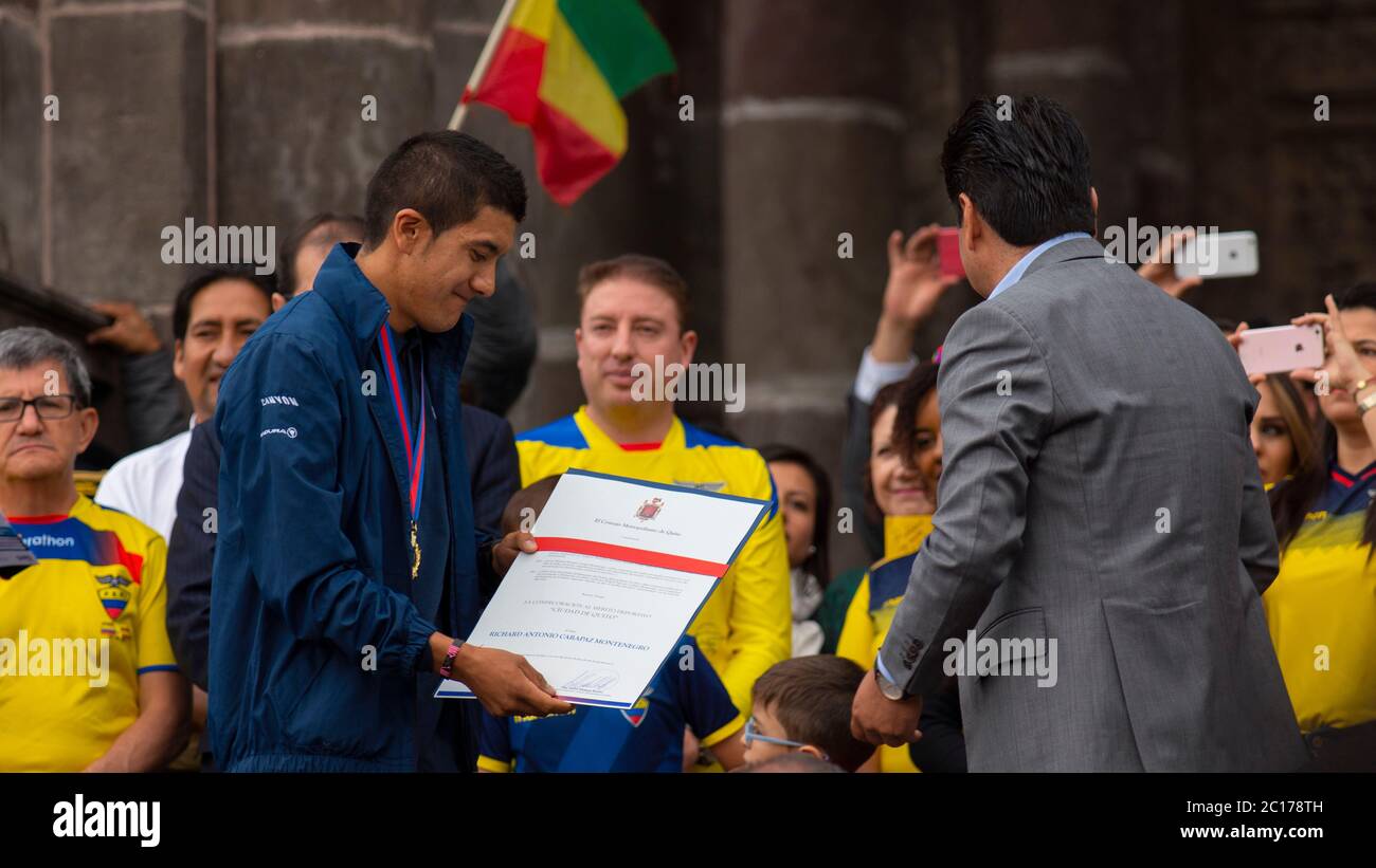 Quito, Pichincha / Ecuador - Juni 11 2019: Richard Carapaz, der Gewinner des Giro d'Italia 2019, erhält die Auszeichnung für das Sportverdienst Ciudad de Q Stockfoto