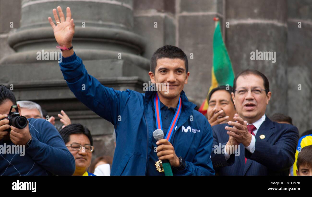 Quito, Pichincha / Ecuador - Juni 11 2019: Richard Carapaz, der Sieger des Giro d'Italia 2019 winkt der Menge nach einer Rede zu Stockfoto