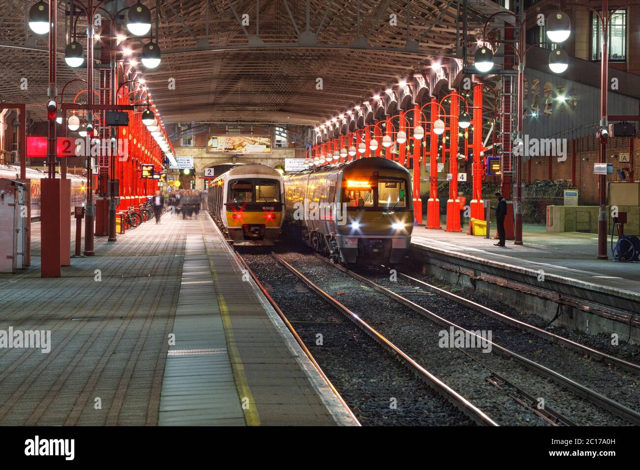 Chiltern Eisenbahn Klasse 165 + Klasse 168 Züge warten auf die Abfahrt von London Marylebone während der abendlichen Rush Hour in einer dunklen Winternacht Stockfoto