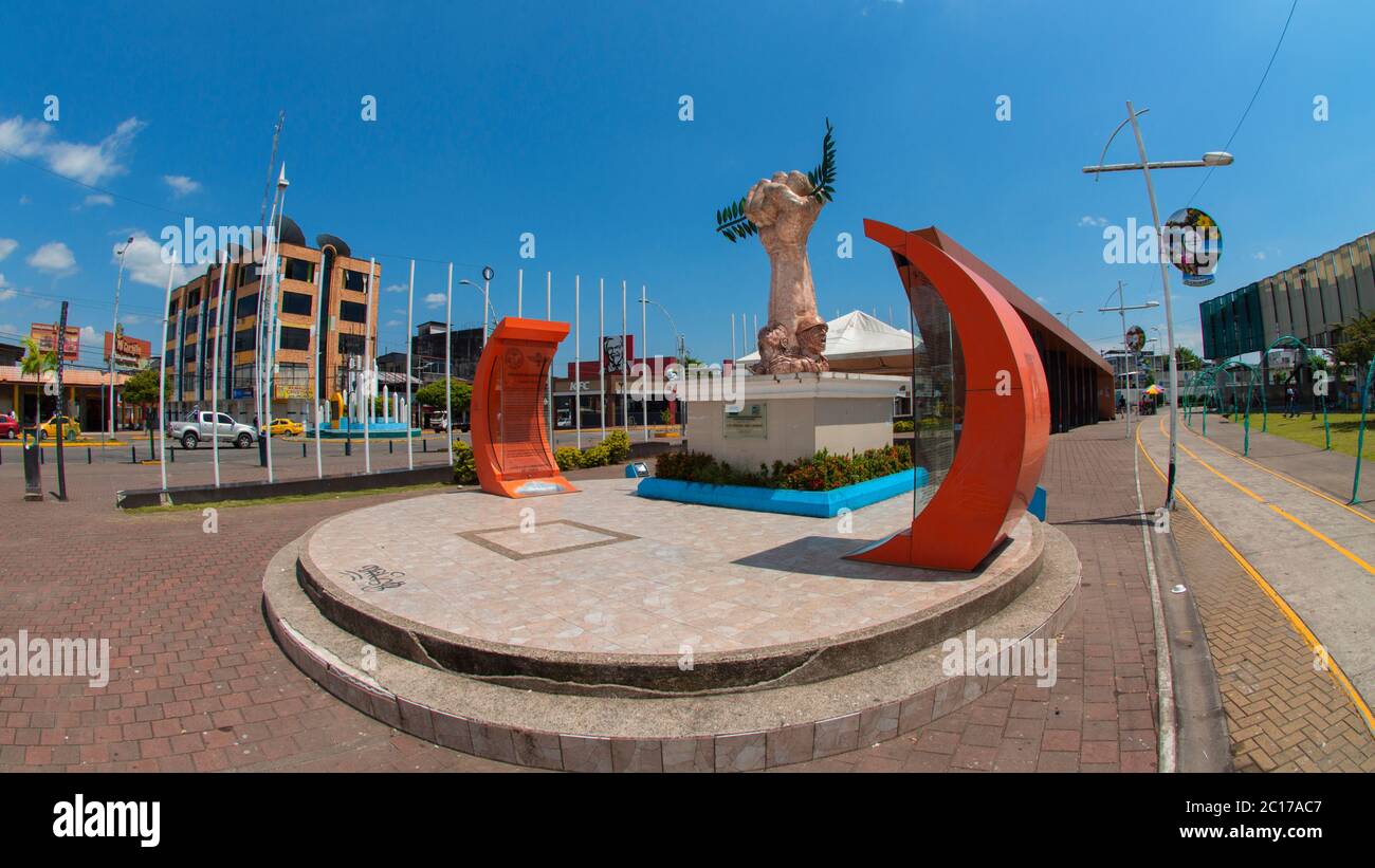 Nueva Loja, Sucumbios / Ecuador - 5. Januar 2020: Blick auf das Denkmal der Helden von Cenepa im Nueva Loja Erholungspark Stockfoto