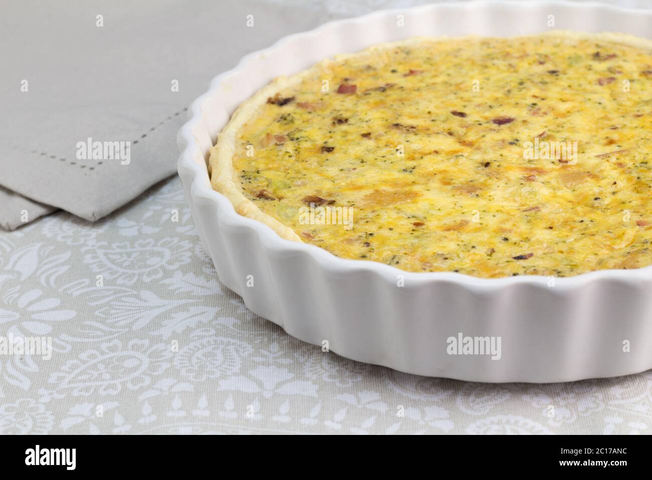 Cremige Quiche mit Käse, Speck und Pilz - Offene Kuchen in weißen Gericht mit selektivem Fokus - Lebensmittel b Stockfoto