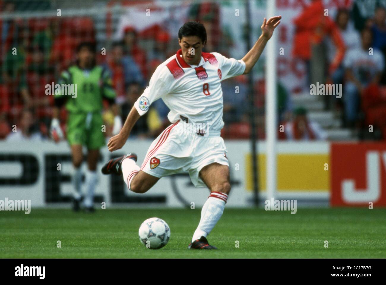 Manchester, Großbritannien. April 2020. Fuvuball, firo: 14.06.1996 Fuvuball Europameisterschaft Euro 1996 Gruppe Bühne, Gruppe 4, Gruppe D, Archivfoto, Archivbilder Portugal - Tvºrkei 1: 0 Ogvºn Temizkanoulu, Ogvºn Temizkanoglu, Einzelaktion Quelle: dpa/Alamy Live News Stockfoto