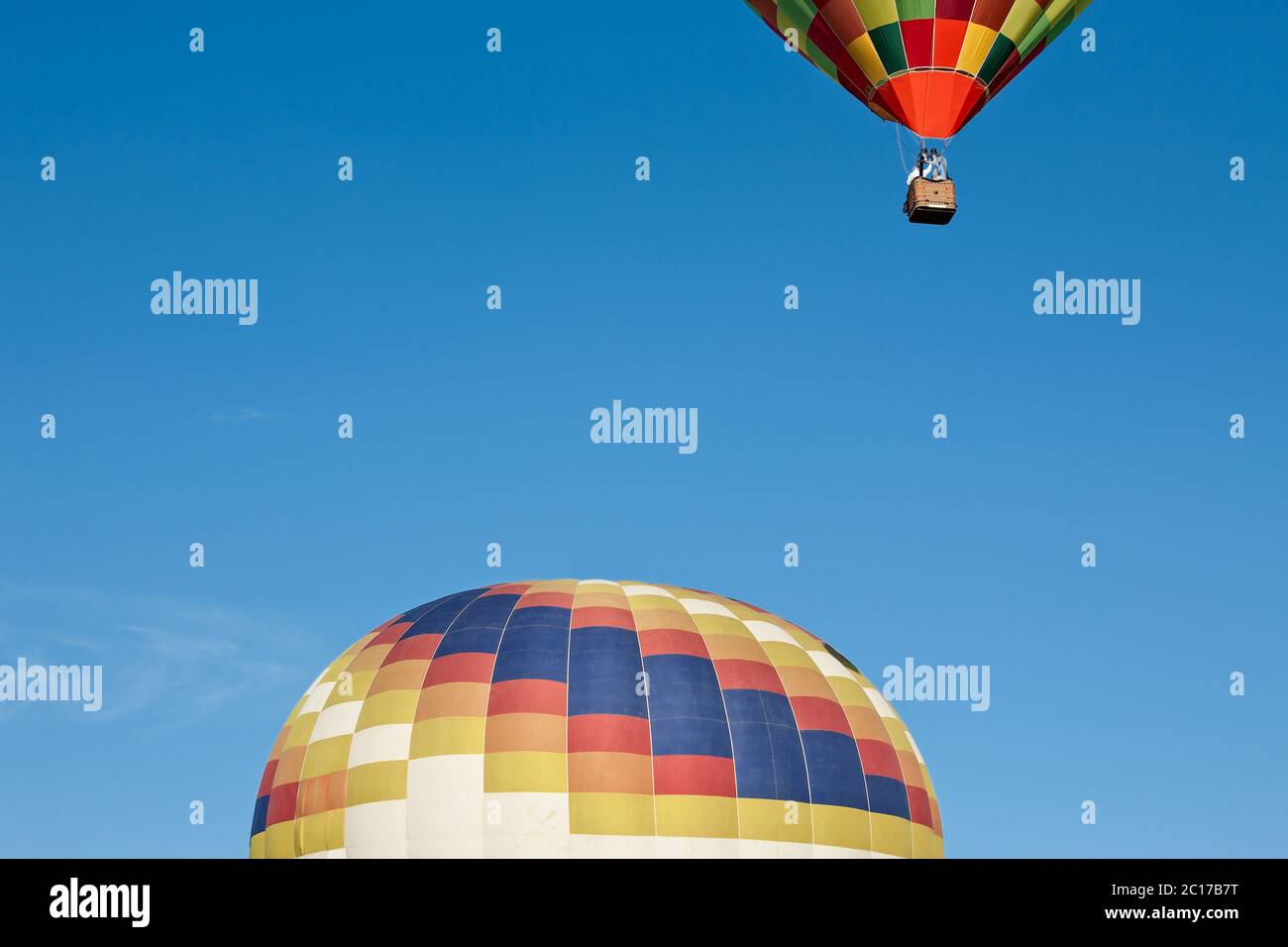 Bunte Heißluftballons bereit, im Flug zu erhalten und anderen bereits im Flug Stockfoto