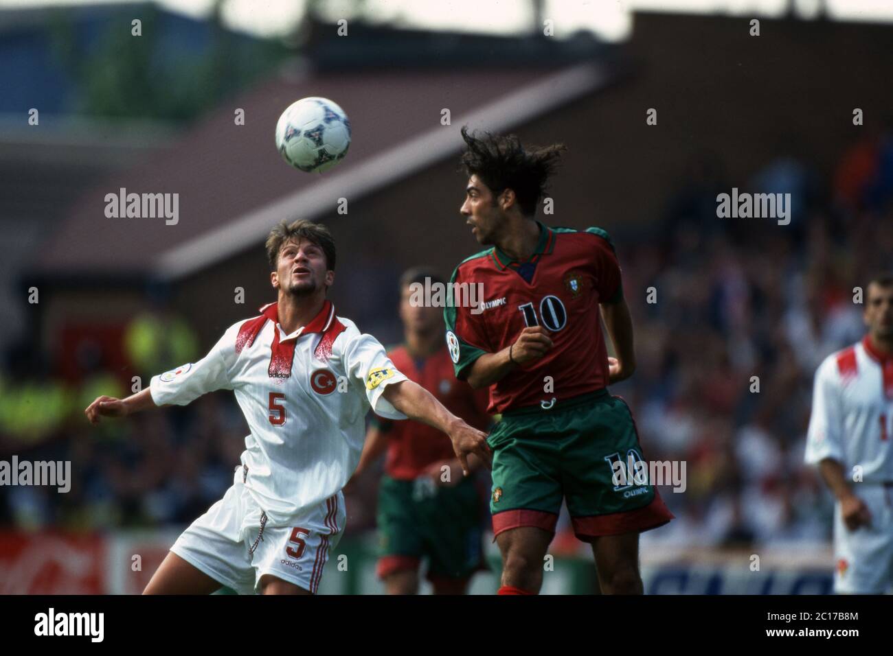 Manchester, Großbritannien. April 2020. Fuvuball, firo: 14.06.1996 Fuvuball Europameisterschaft Euro 1996 Gruppe Bühne, Gruppe 4, Gruppe D, Archiv Foto, Archiv Bilder Portugal - Tvºrkei 1: 0 Duels, Ogvºn Temizkanoglu, Versus, Rui Costa Quelle: dpa/Alamy Live News Stockfoto