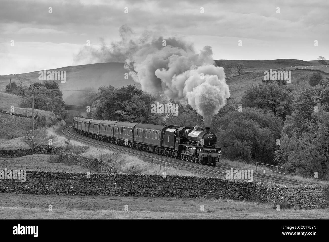 1Dampflokomotive 45690 Leander schleppt eine Westküste Eisenbahnen Hauptlinie Dampf Charter Zug vorbei Helwith Bridge auf der begleichen zu Carlisle Bahnlinie Stockfoto