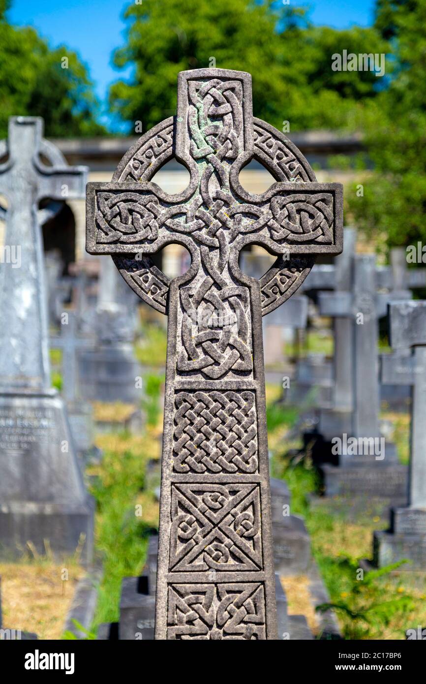 Kunstvolles keltisches Kreuz auf dem Brompton Cemetery, London, Großbritannien Stockfoto