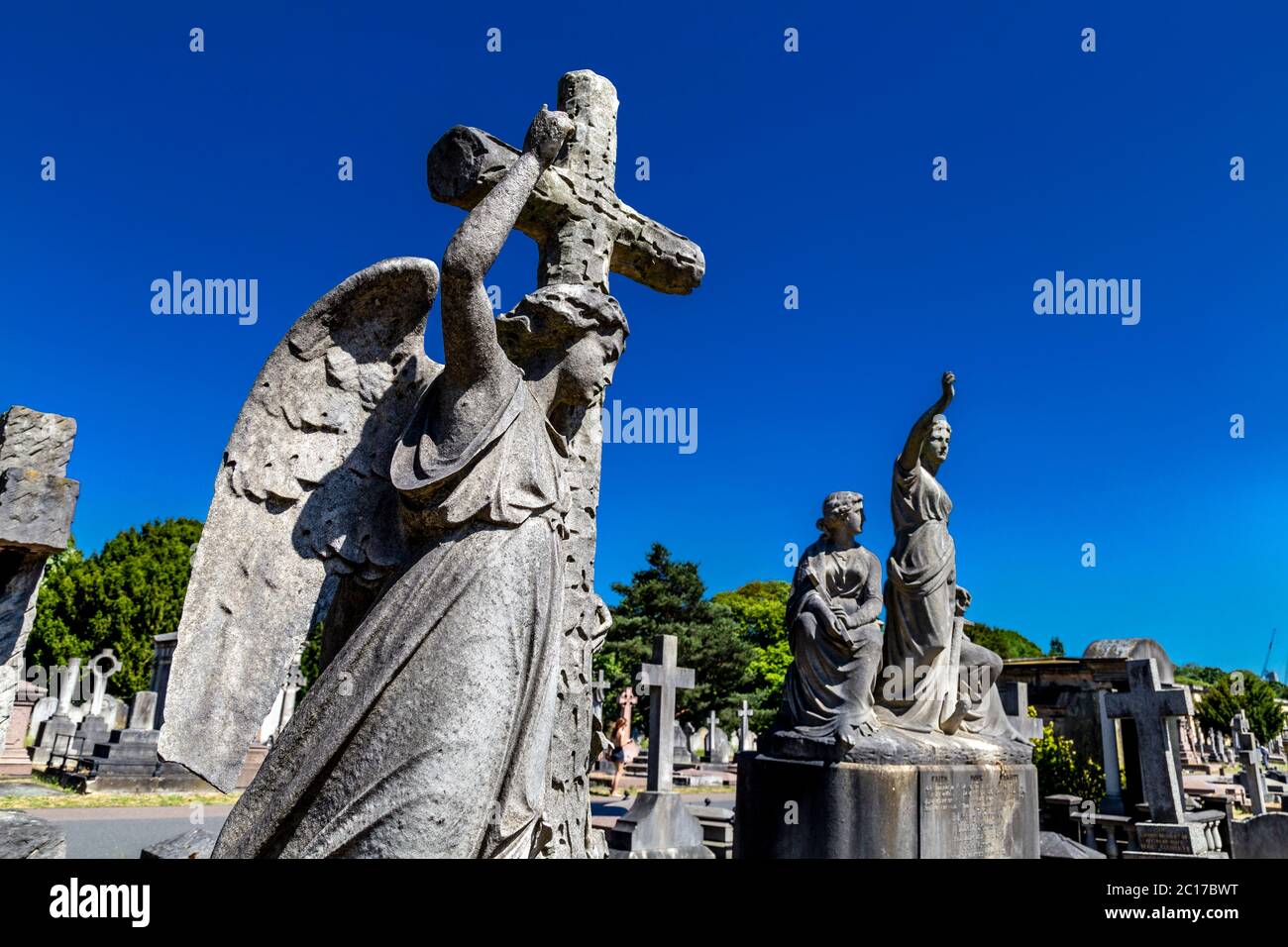 Engel mit Kreuz, Grabmonumente auf dem Brompton Cemetery, London, Großbritannien Stockfoto