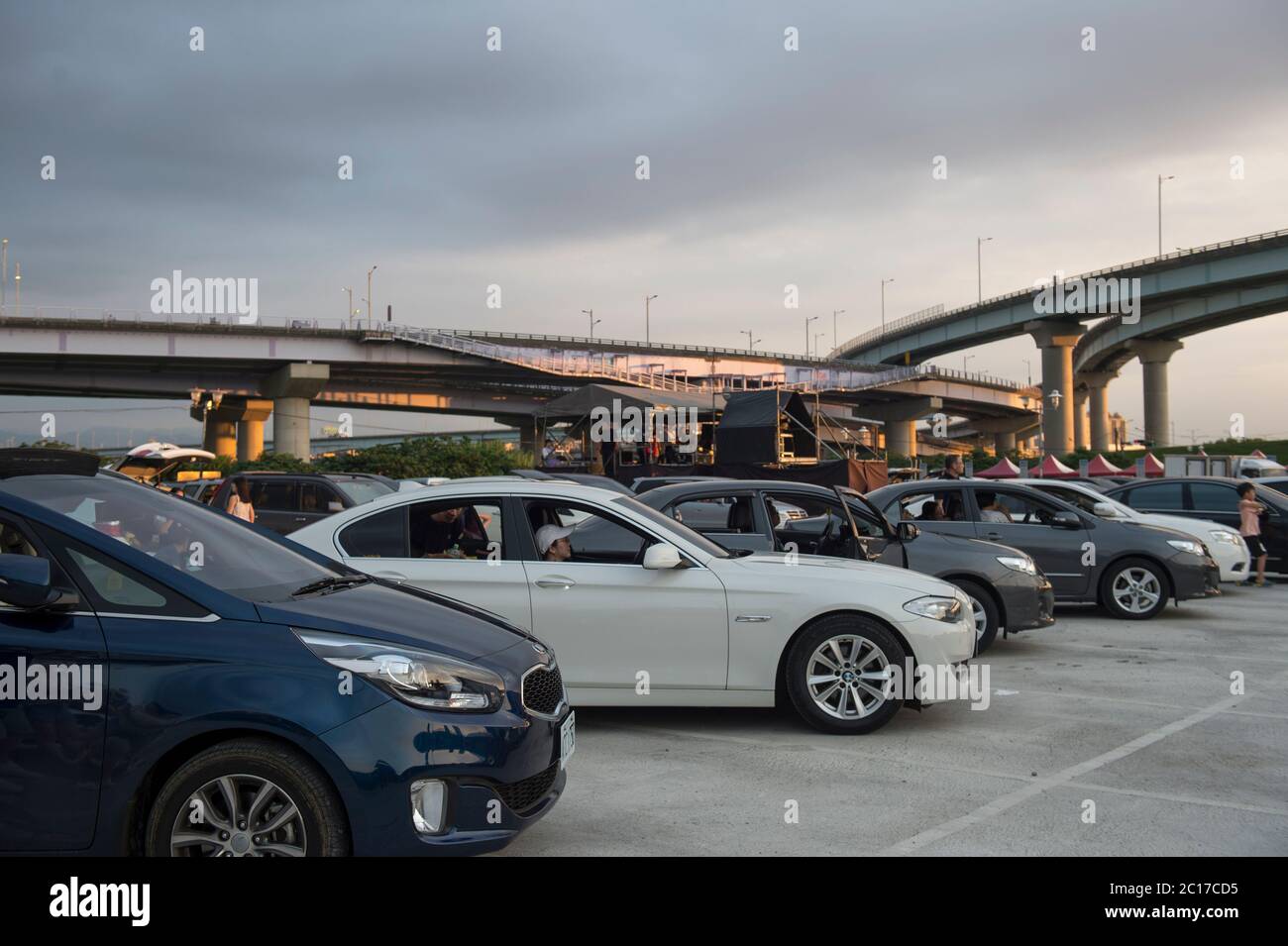 Die Leute parken ihre Autos, um einen Film in einem neuen Drive-in-Theater zu sehen.EIN Drive-in-Theater wurde vorübergehend für die Bewohner gemacht, um Filme zu genießen, da die Regierung Lockdown Regeln nach 62 Tagen ohne neue Covid-19-infizierte Fälle, in New Taipei City erleichtert. Stockfoto