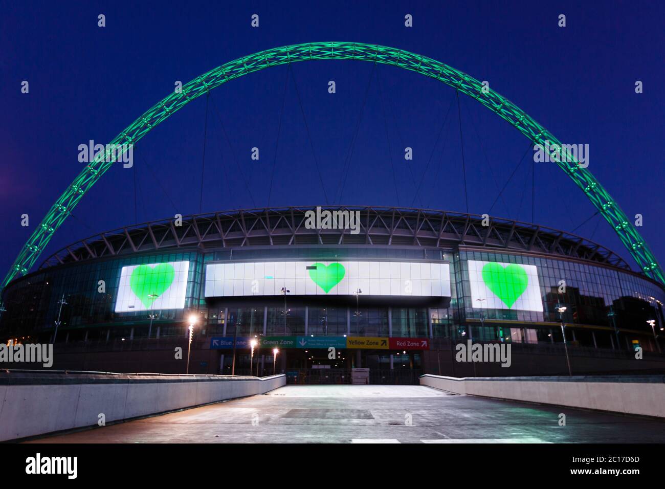 Wembley, London, Großbritannien. Juni 2020. Wembley Stadium Bogen beleuchtet grün zum 3. Jahrestag des Grenfell Feuer. Die Kampagne "Go Green for Grenfell" soll Solidarität mit den Überlebenden zeigen und an die Opfer der Tragödie erinnern. 72 Menschen wurden in dem 24-stöckigen Turm in West London getötet, als er in den frühen Morgenstunden des 14. Juni 2017 in Flammen aufging. Quelle: Chris Aubrey/Alamy Live News Stockfoto