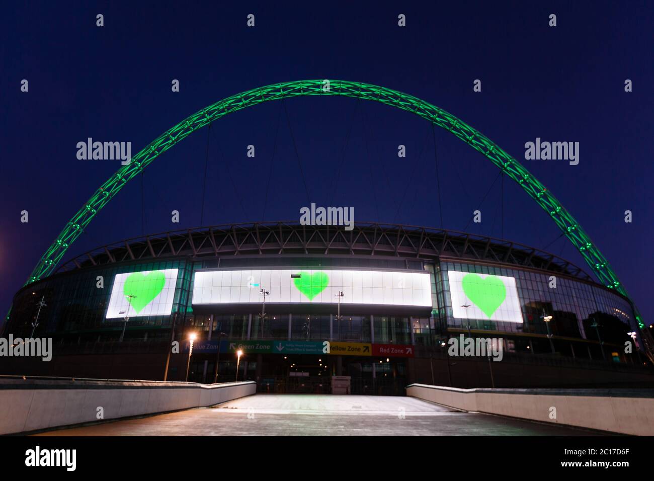 Wembley, London, Großbritannien. Juni 2020. Wembley Stadium Bogen beleuchtet grün zum 3. Jahrestag des Grenfell Feuer. Die Kampagne "Go Green for Grenfell" soll Solidarität mit den Überlebenden zeigen und an die Opfer der Tragödie erinnern. 72 Menschen wurden in dem 24-stöckigen Turm in West London getötet, als er in den frühen Morgenstunden des 14. Juni 2017 in Flammen aufging. Quelle: Chris Aubrey/Alamy Live News Stockfoto