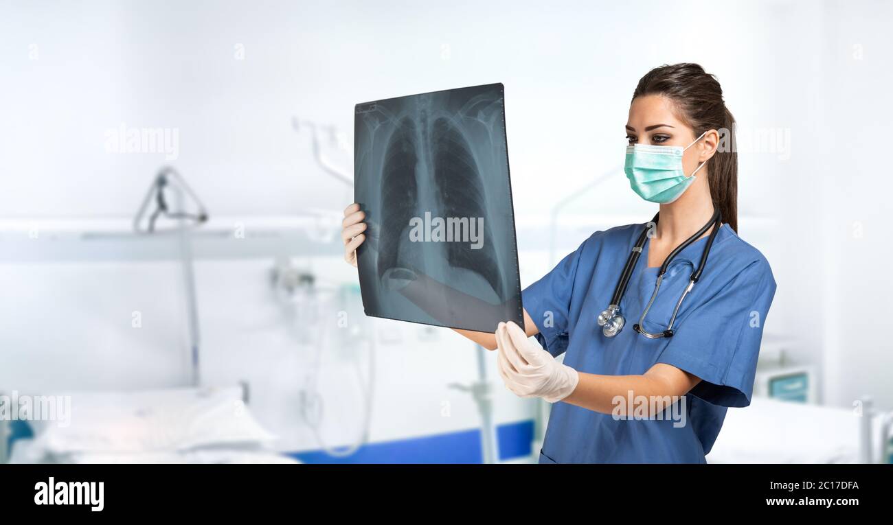 Junge Ärztin mit einer Radiographie, Coronavirus und Lungenerkrankung Konzept Stockfoto