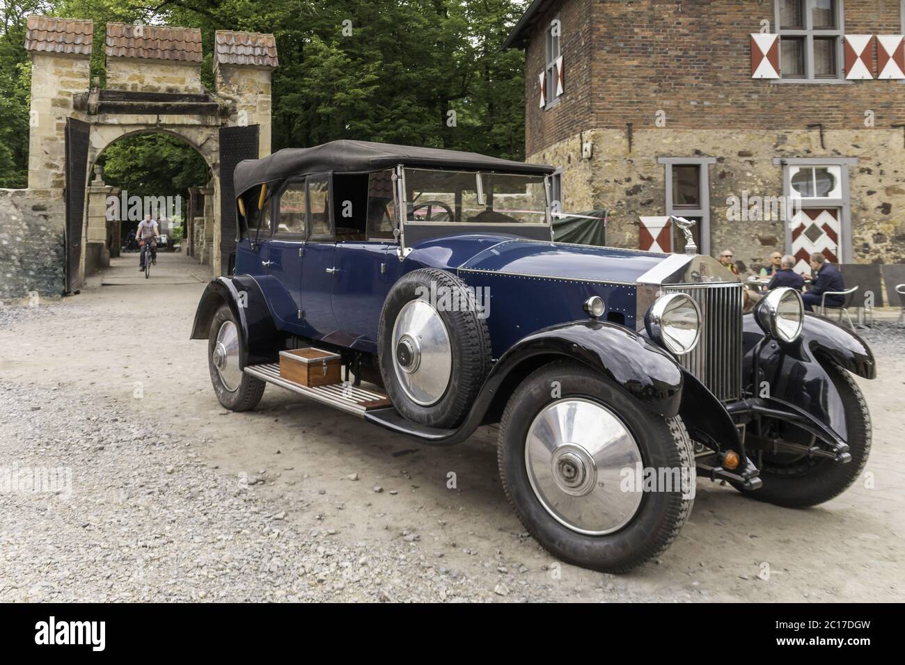 Altes Auto im historischen Schlosshof, Schloss Vischering, Lüdinghausen, Nordrhein-Westfalen, Stockfoto