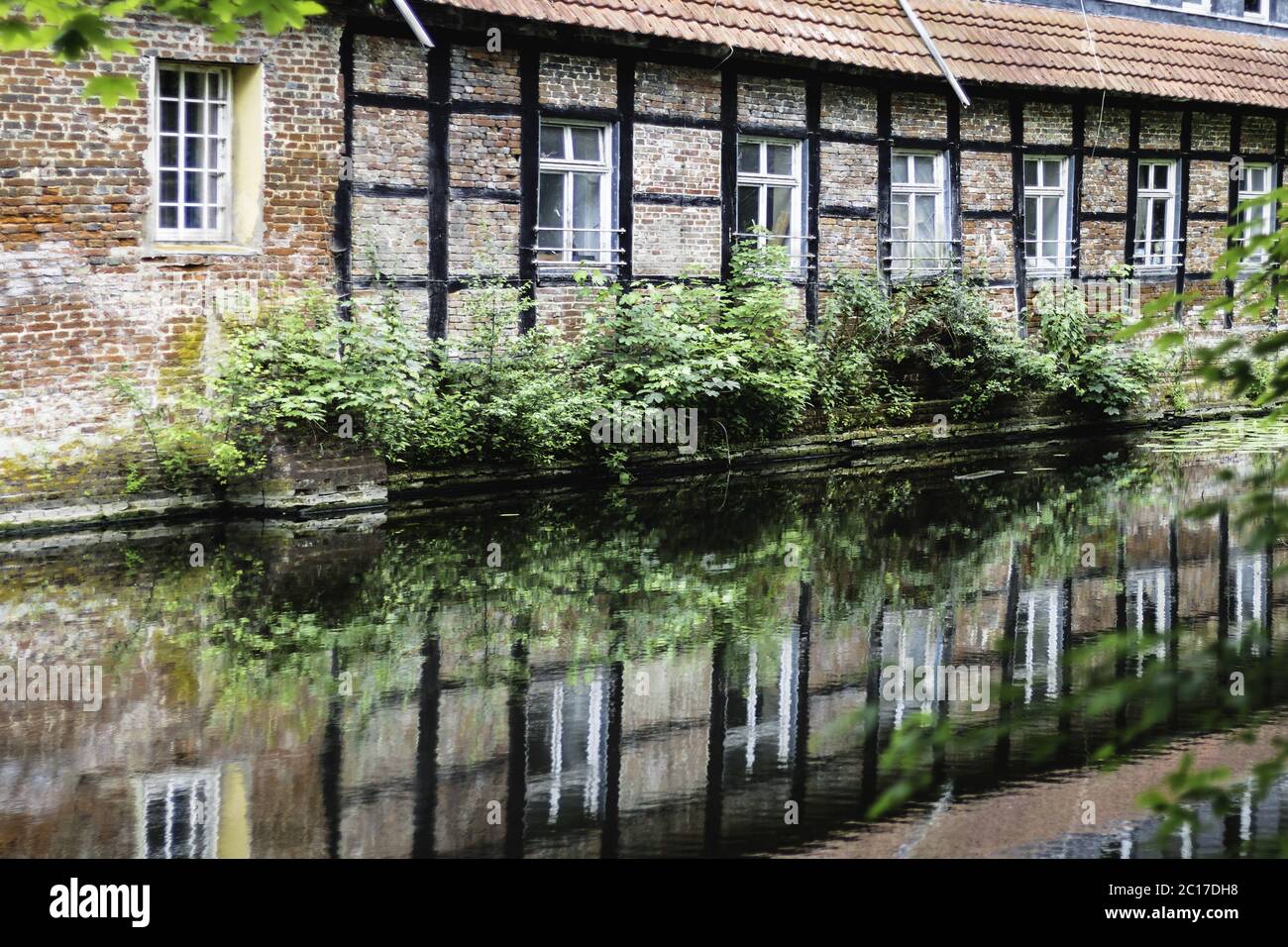 Spiegelung der Backsteinfassade mit Rahmen, Wasserburg, Senden, Nordrhein-Westfalen, Deutschland Stockfoto