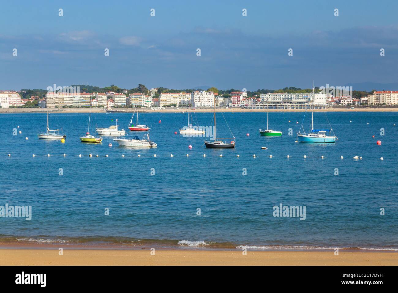 Ciboure, Frankreich - 26. September 2016: Ciboure Strand mit wenigen Touristen und Saint jean de Luz Bucht mit luxuriösen Booten im Hintergrund Stockfoto