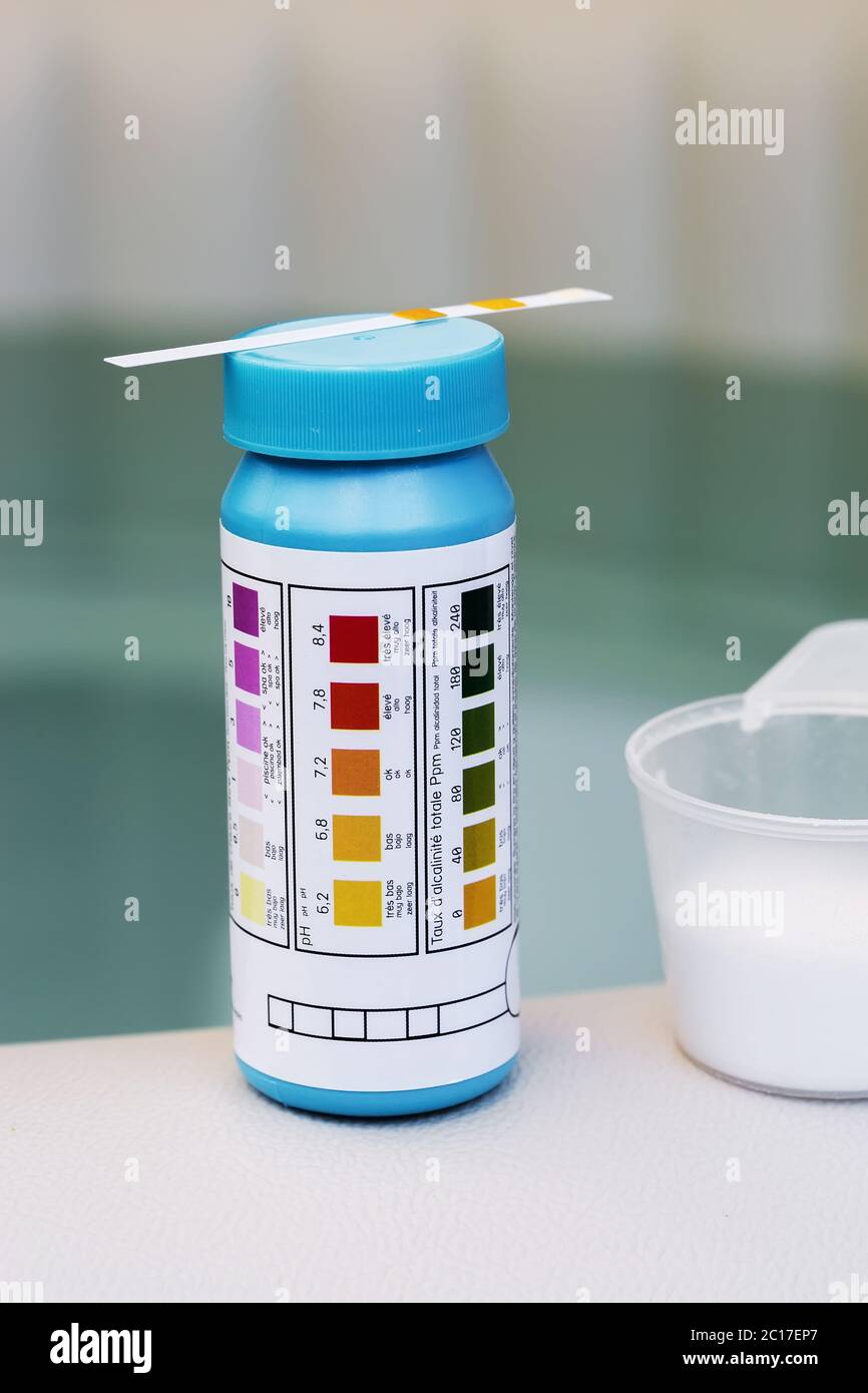 Tester mit Tabletten und Pulver von Chlor oder Brom für mainteance der Wasserqualität von Whirlpool oder Spa Stockfoto