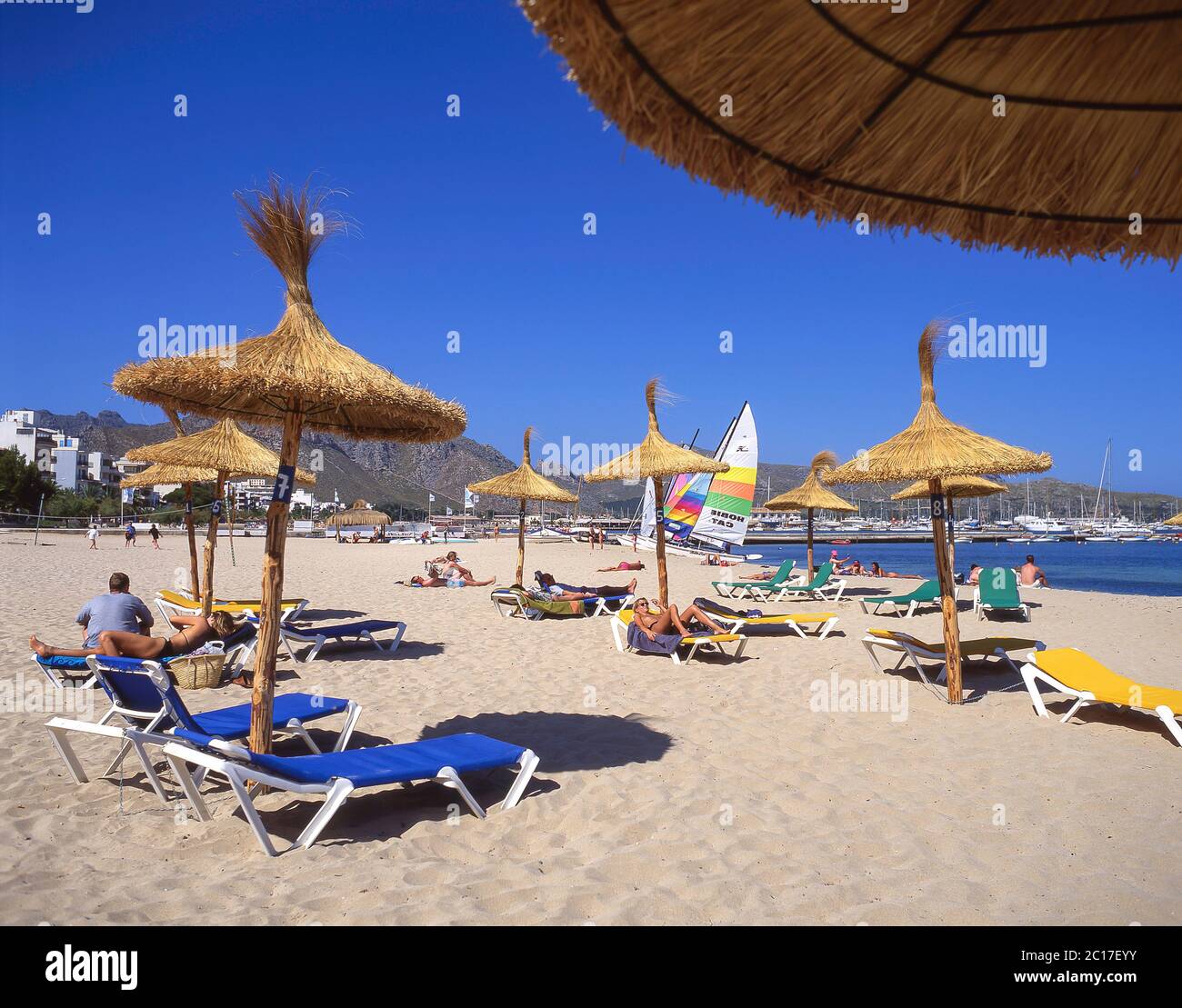 Blick auf den Strand, Puerto Pollensa (Port de Pollenca), Pollenca Gemeinde, Mallorca (Mallorca), Balearen, Spanien Stockfoto