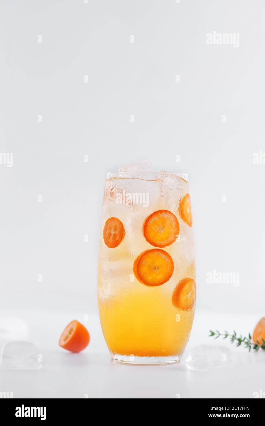 Limonade mit Kumquats und Mandarinen zubereitet. Entgiftung, Vitamincocktail. Vertikales Bild mit Platz für Text. Stockfoto