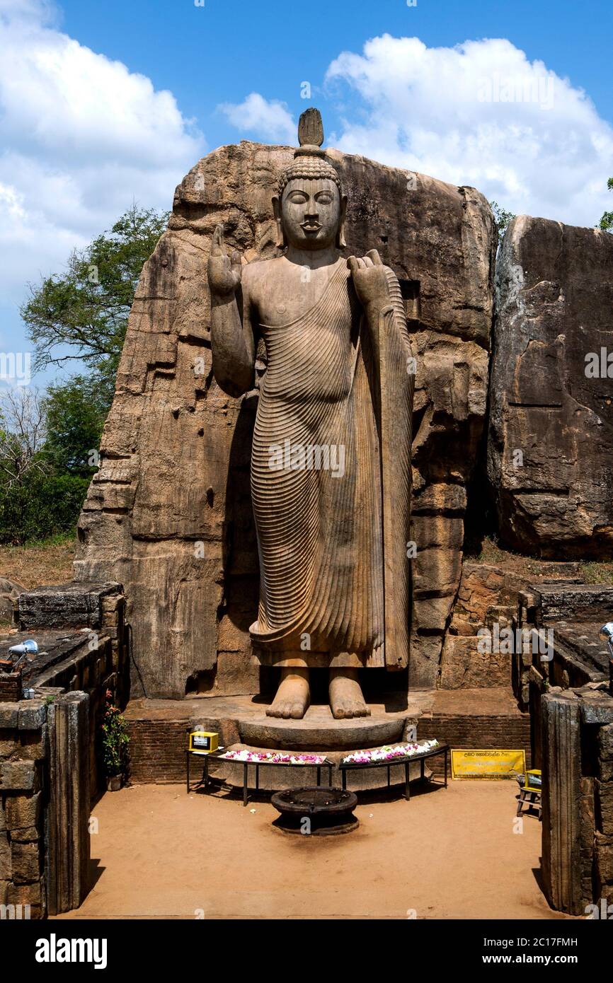 Die Aukana Buddha Statue befindet sich in Aukana Raja Maha Viharaya in Sri Lanka. Die Statue ist aus einem einzigen Granitfelsen geschnitzt. Stockfoto