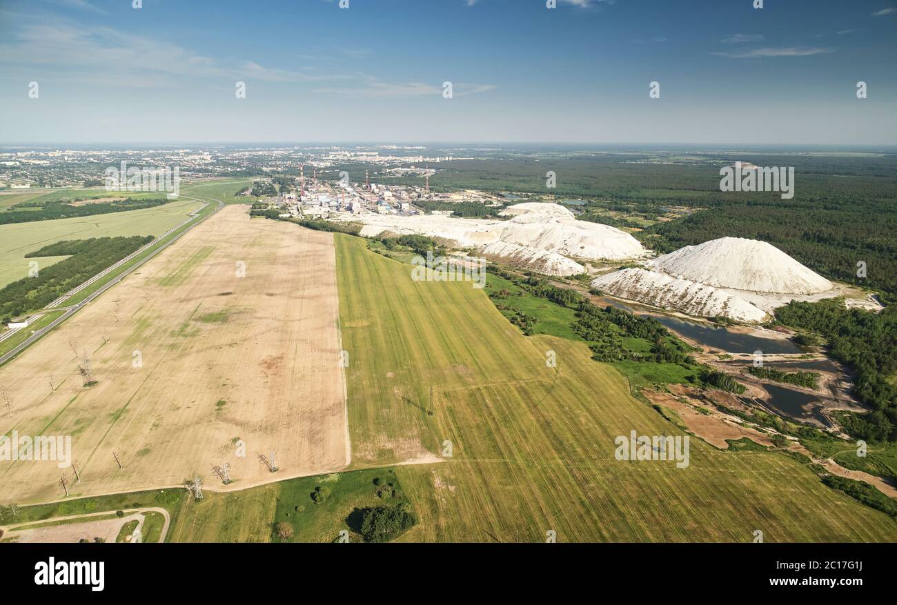 Pflanze mit Bergabfällen auf hellen sonnigen Tag Luftdrohne Ansicht Stockfoto