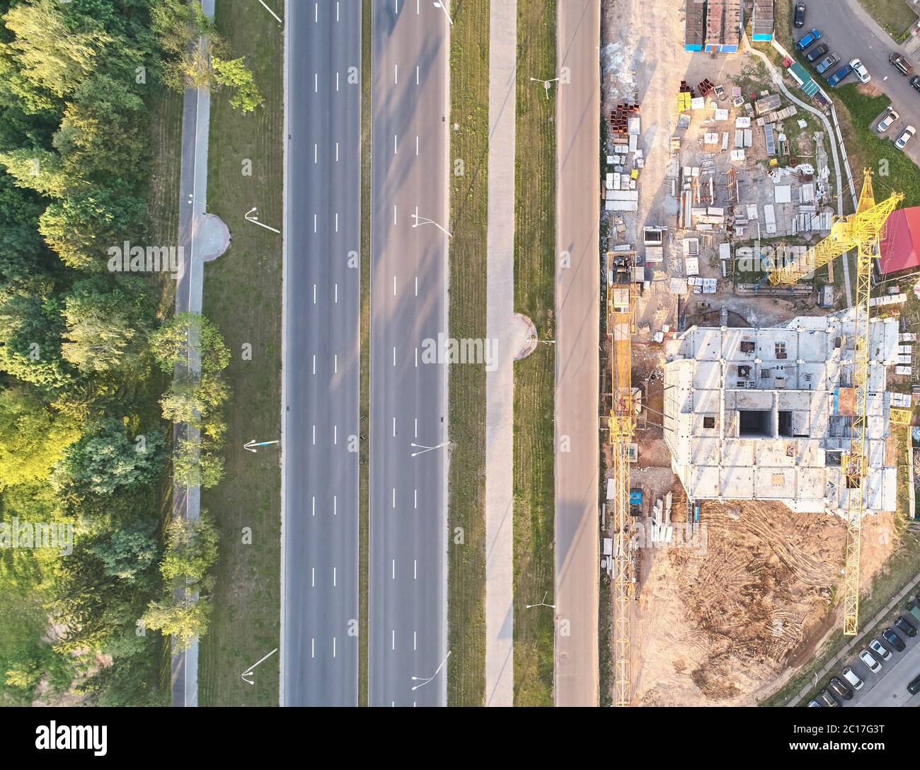 Leere Straße neben der Baustelle oben über der Drohne Stockfoto