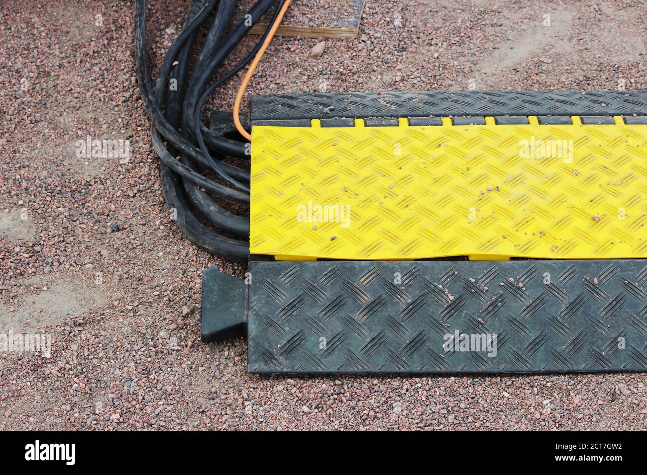 Bodenschutz gelb schwarz Kabel viele Kanäle mit elektrischem Video Belden Snake Kabel liegt auf dem Boden während eines Outdoor Stockfoto