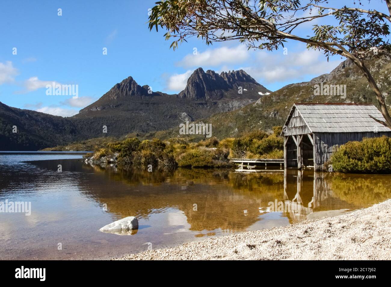 Schöne Bergwelt, Dove Lake mit Boot Schuppen, Cradle Mountain NP, Tasmanien Stockfoto