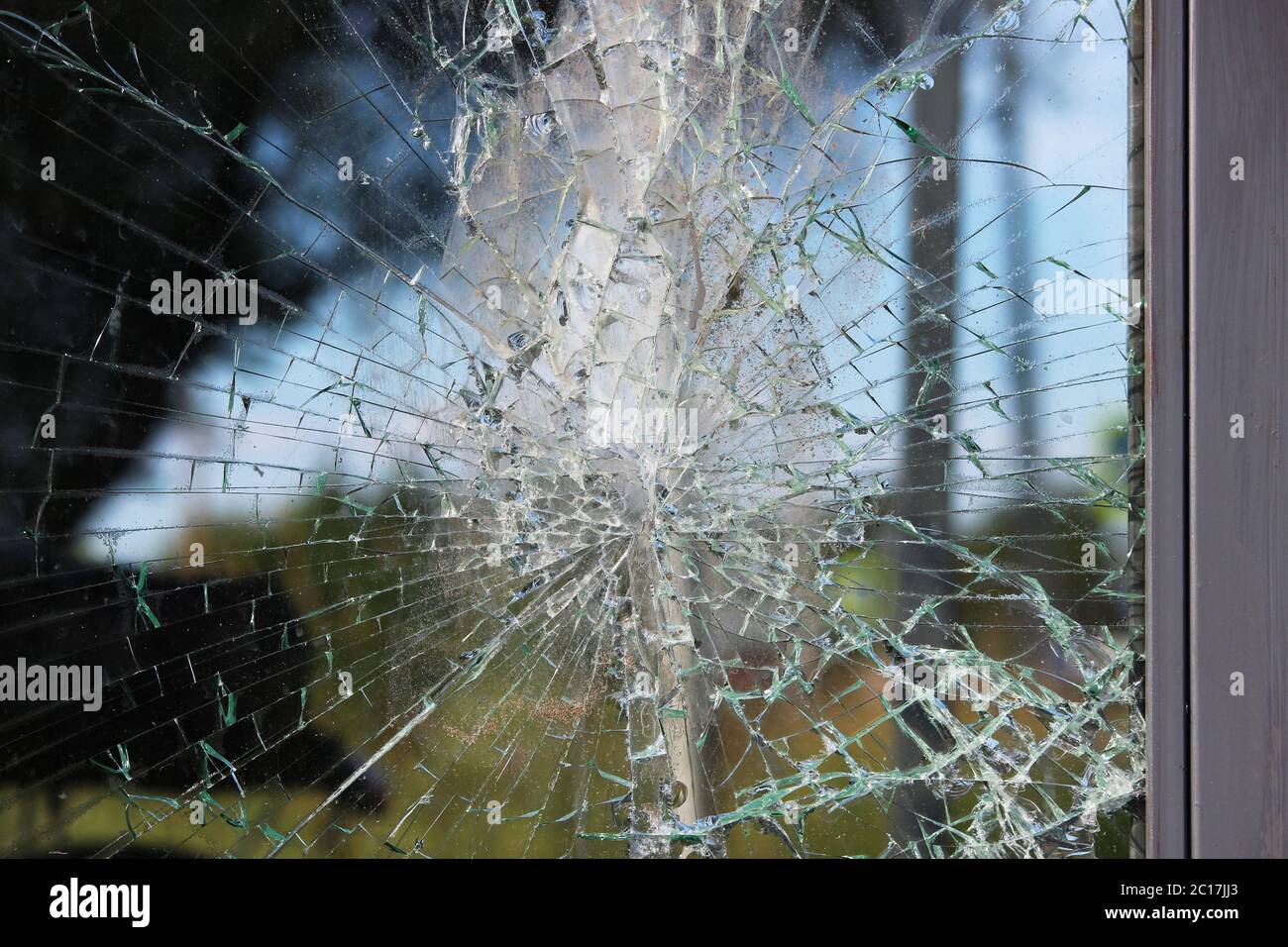 Vandalen zerstört das Glas an einer Bushaltestelle in der Stadt Stockfoto