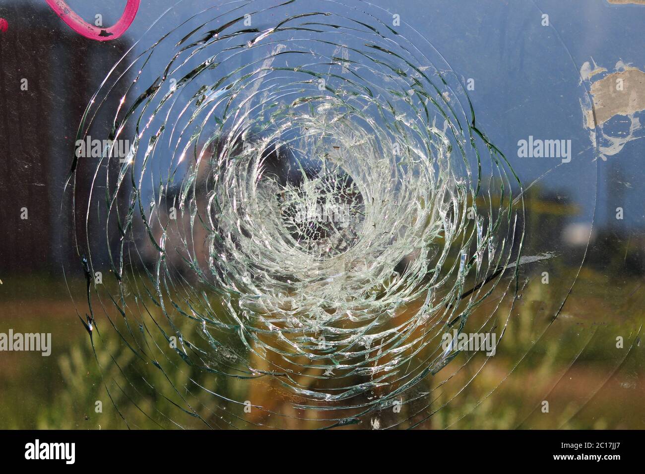 Vandalen zerstört das Glas an einer Bushaltestelle in der Stadt Stockfoto