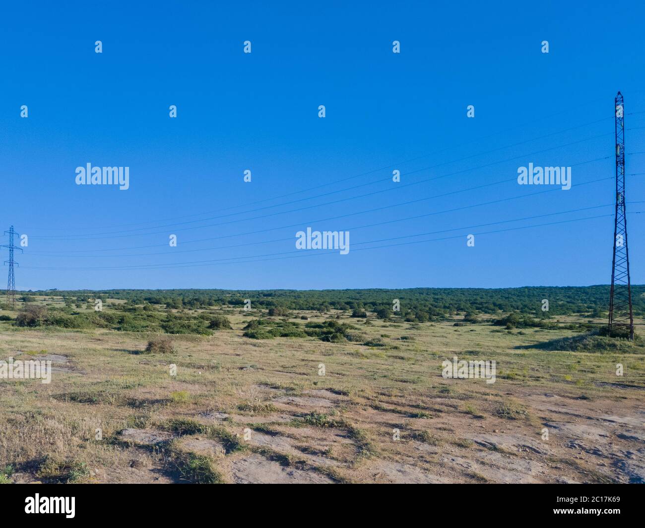 Landschaft in den Bergen mit einem klaren blauen Himmel ohne Wolken. Stockfoto