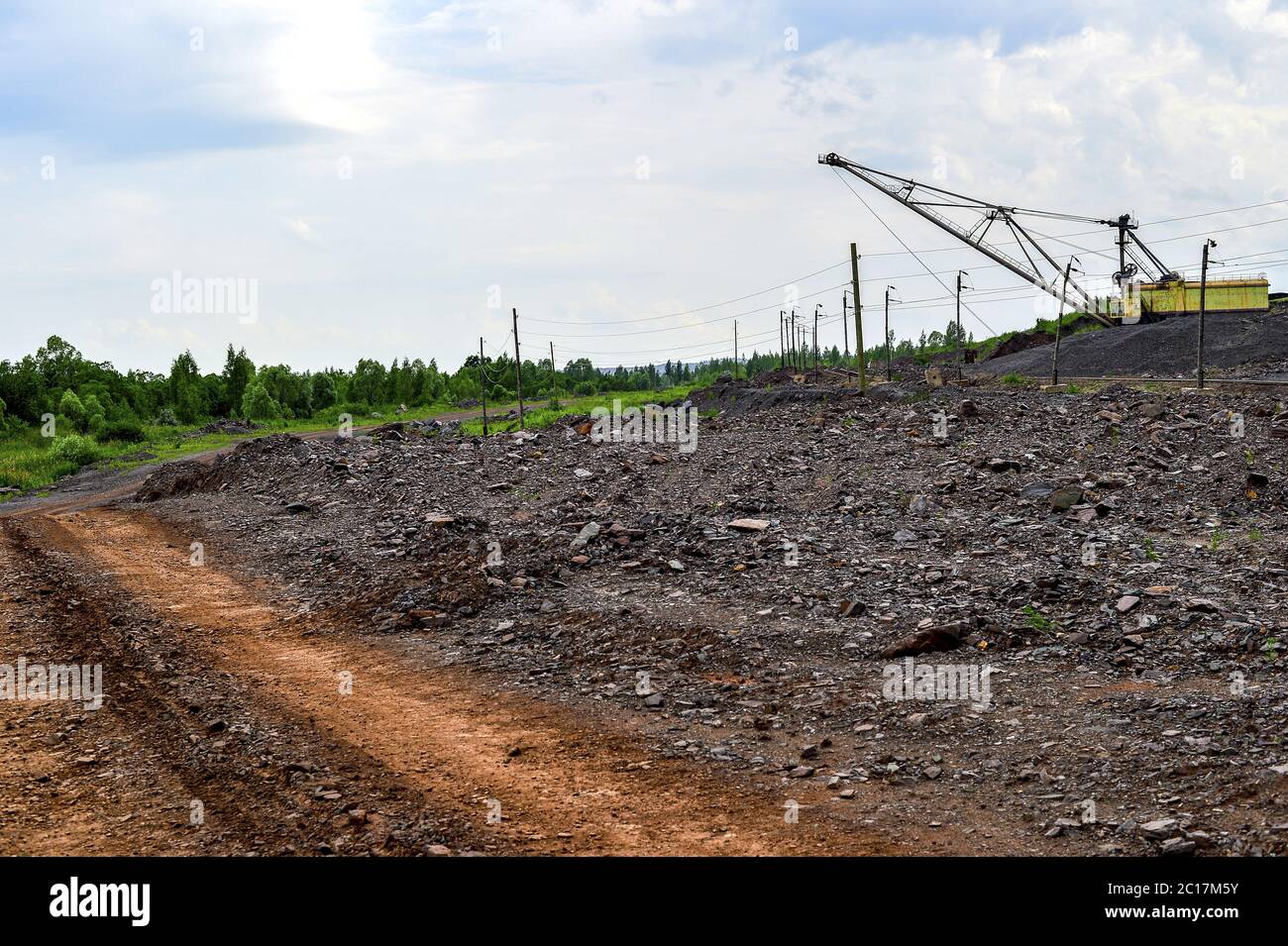 Gebrauchte Maschine bei Aushub Erdbau Arbeiten im Steinbruch Stockfoto