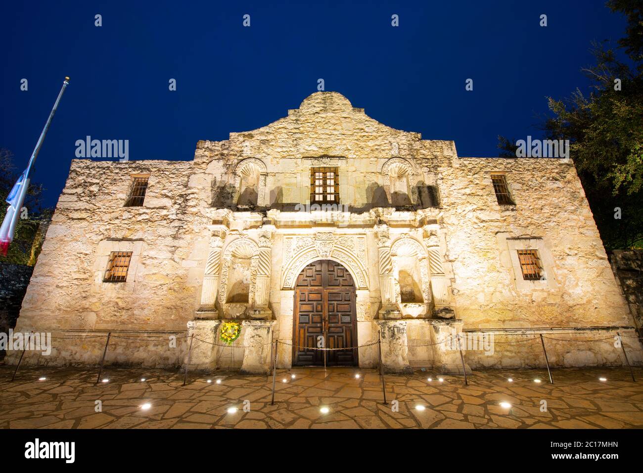 The Alamo Mission at Night in Downtown San Antonio, Texas, USA. Die Mission ist Teil des Weltkulturerbes der Missionen von San Antonio. Stockfoto