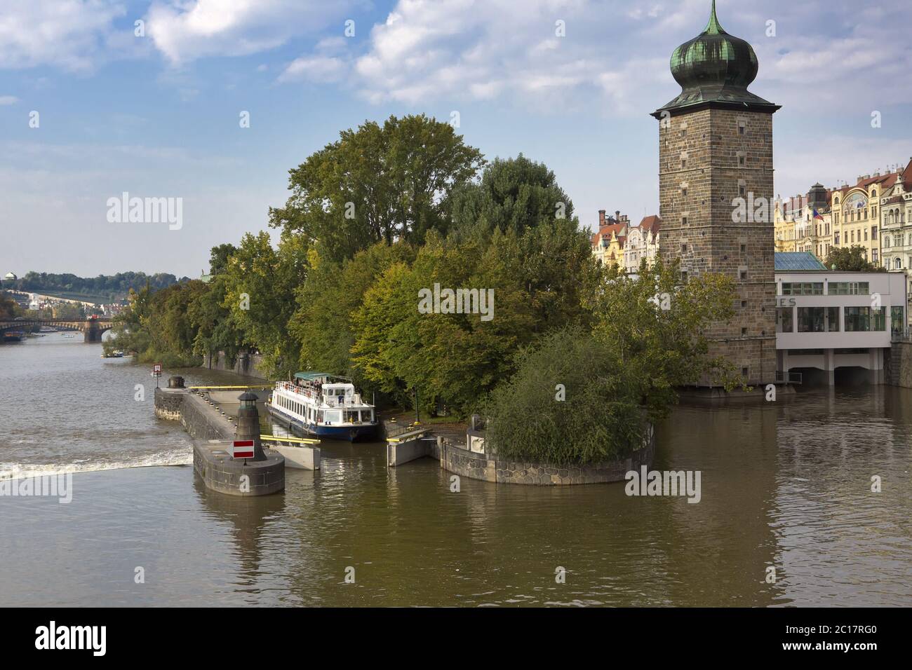 Wanderschiff fährt an einer Schleuse auf der Moldau in Prag, Tschechien vorbei. Stockfoto