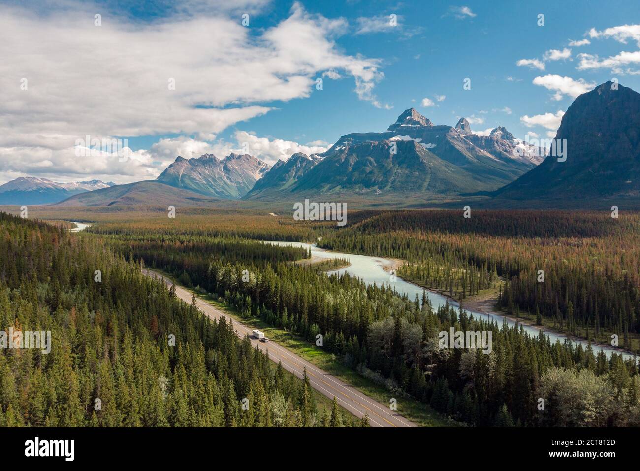 Alberta, Kanada, Luftaufnahme von Fahrzeugen auf dem malerischen Icefields Parkway Highway zwischen Banff und Jasper National Parks im Sommer. Stockfoto