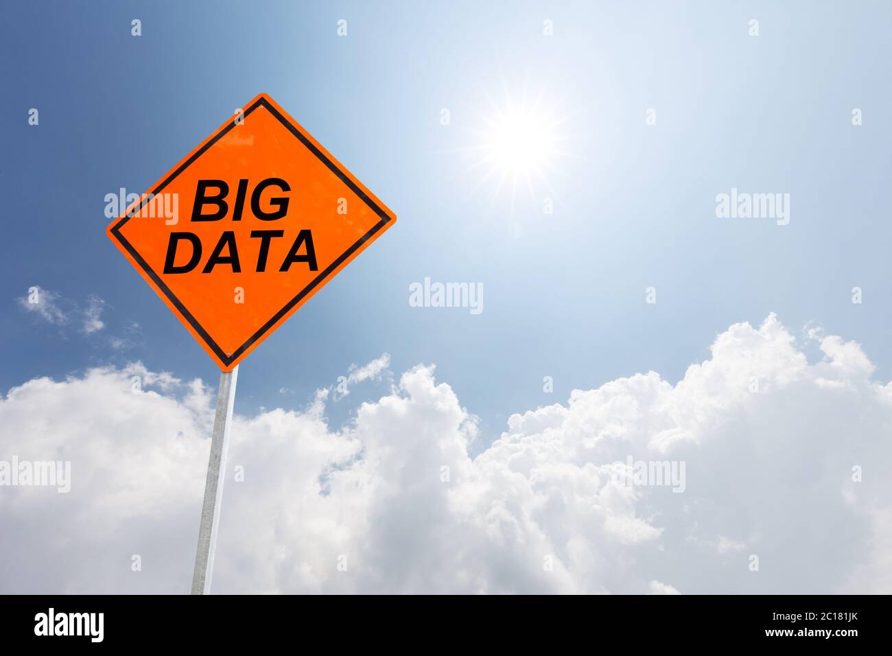 Big Data Verkehrszeichen in blauem sonnigen Himmel Stockfoto