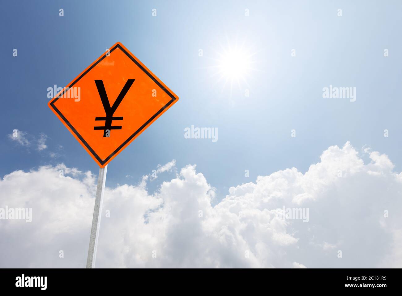 Orange Diamant Verkehrszeichen Yuan in blau sonnigen Himmel Stockfoto