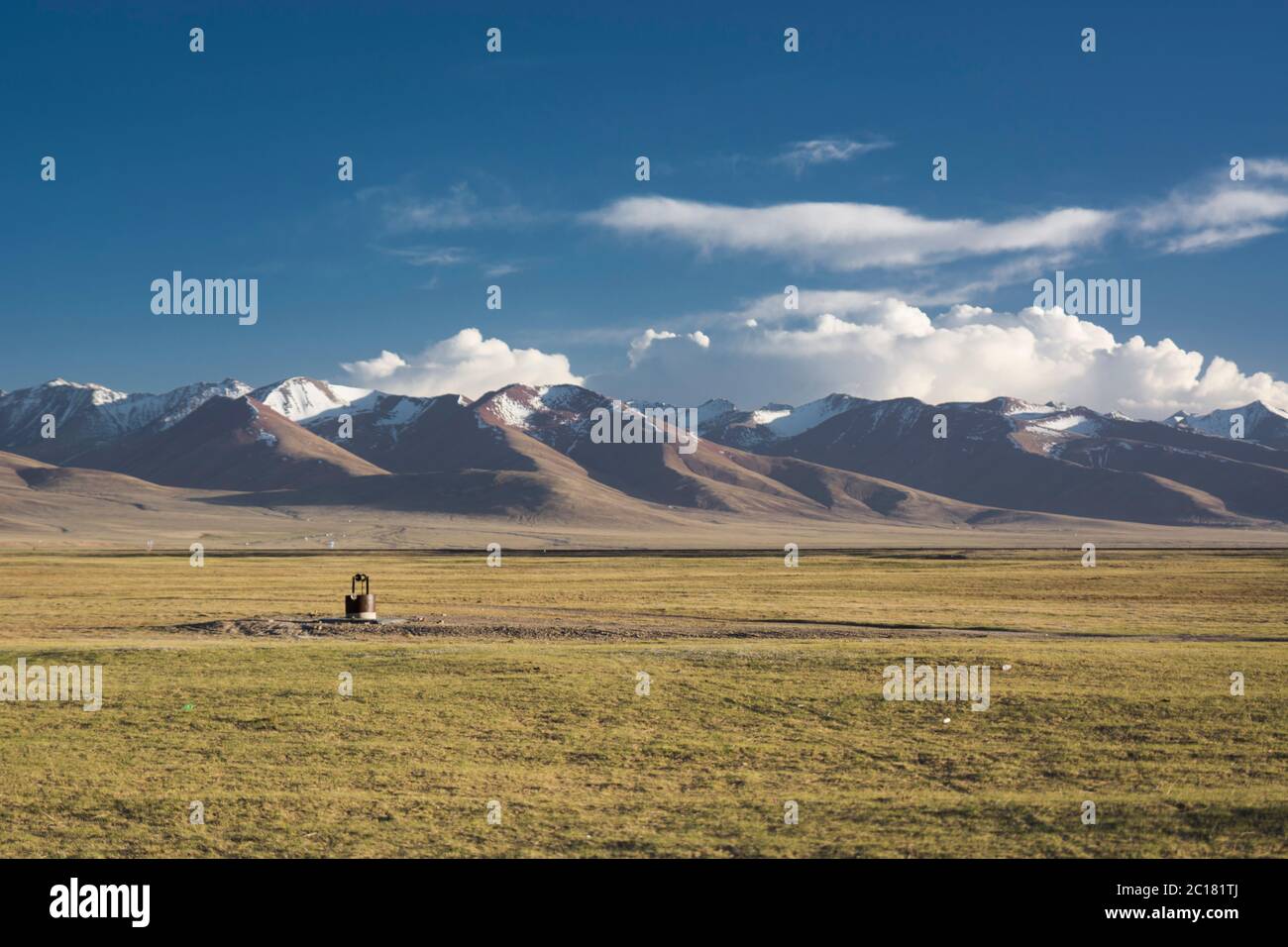Ein Wasserbrunnen mitten im Nirgendwo, der von Nomaden und ihren Yak-Herden auf ihren langen Reisen, Tibet, genutzt wird Stockfoto