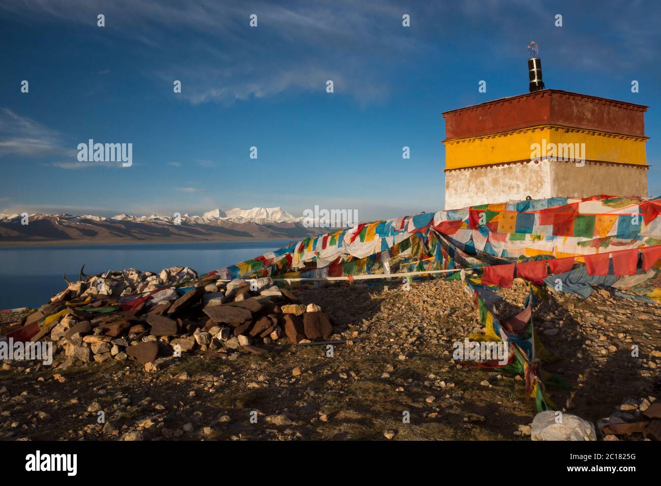 Eine Stupa mit massiven Opfergaben von Fahnen, Maniksteinen und Yak-Schädeln, Tashi Dor Halbinsel, Nam Lake, Tibet Stockfoto