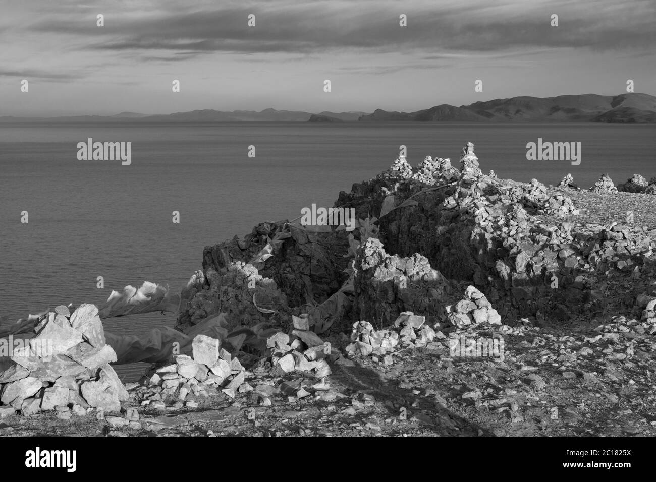 Rituelle cairns im Heiligtum in Tashi Dor Halbinsel, Nam Lake, mit der Nyenchen Tangula als Kulisse, Tibet Stockfoto