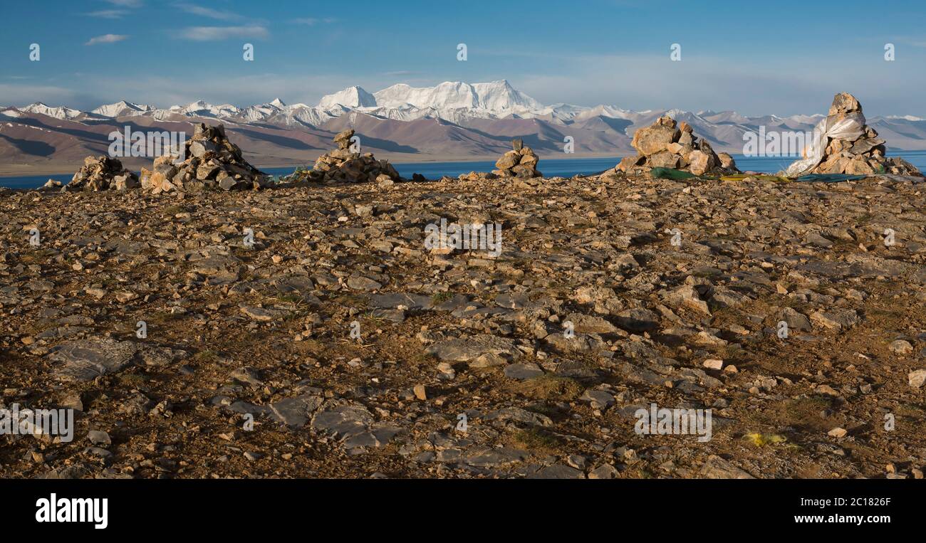 Rituelle cairns im Heiligtum in Tashi Dor Halbinsel, Nam Lake, mit der Nyenchen Tangula als Kulisse, Tibet Stockfoto