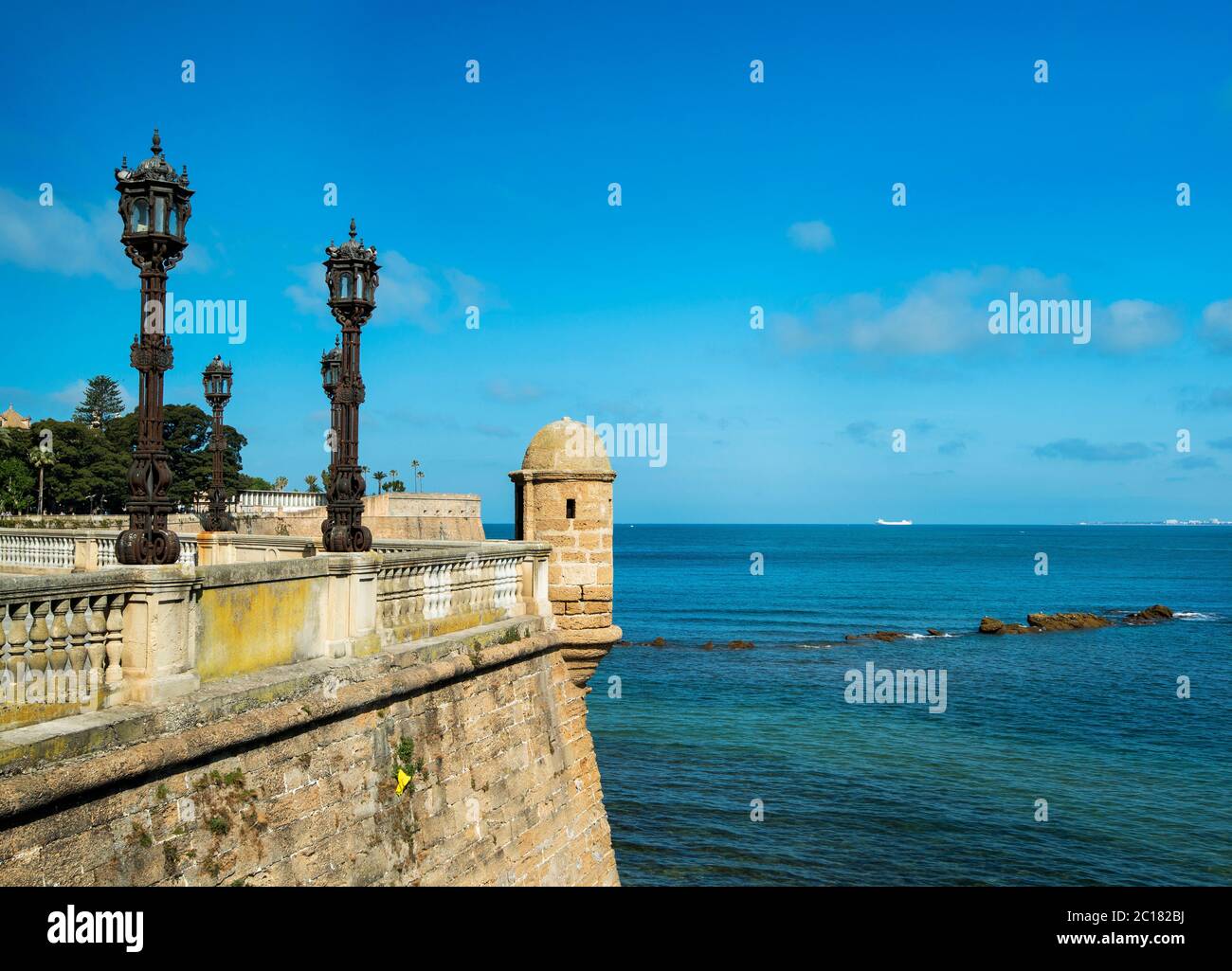 Blick über die Bucht von Cadiz von Alameda de Apodaca, Spanien Stockfoto