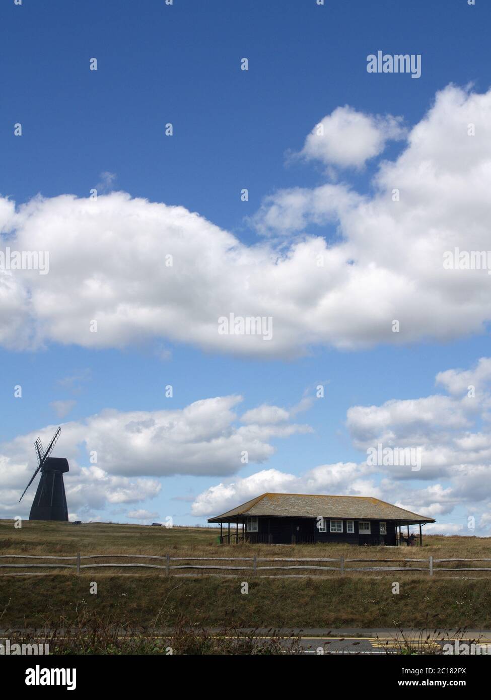 Beacon Mill Windmühle und Pavillon, auf einem Feld in der Nähe der A259 in Rottingdean, East Sussex Stockfoto