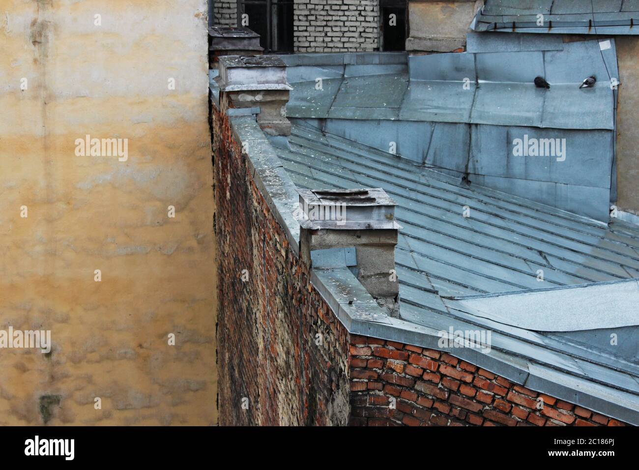 Dächer von alten Ziegelhäusern, mit verzinkten Blechen abgedeckt. Sankt Petersburg, Russland. Stockfoto