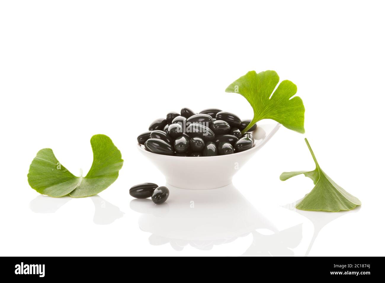 Ginkgo Blätter mit Gel kapseln. Stockfoto